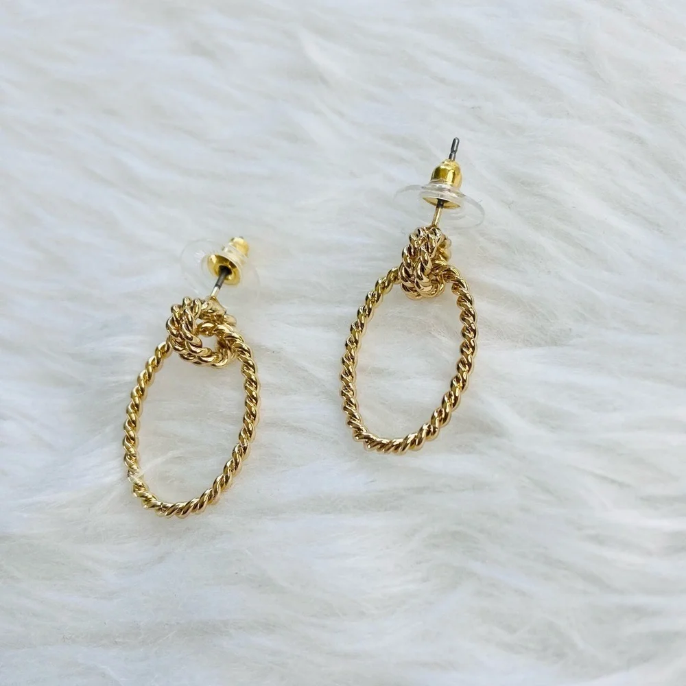 Elegant Attitude Twist Earrings